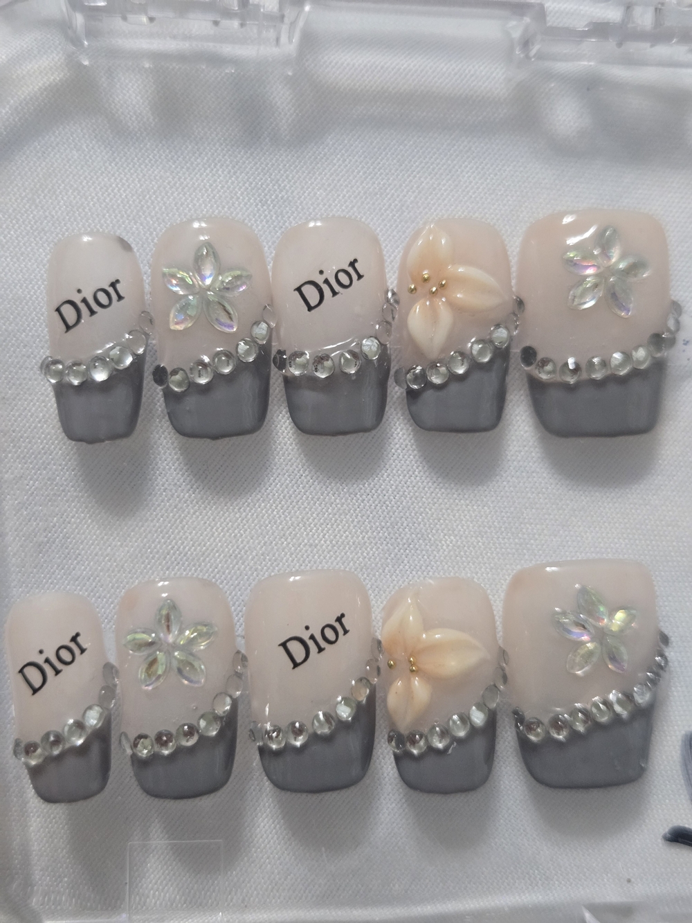 Luxery Nude & Gray Crystal Floral Press-On Nails Short Square Style